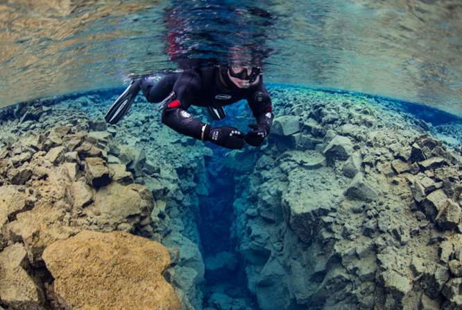史费拉大裂缝是冰岛最美潜水胜地之一