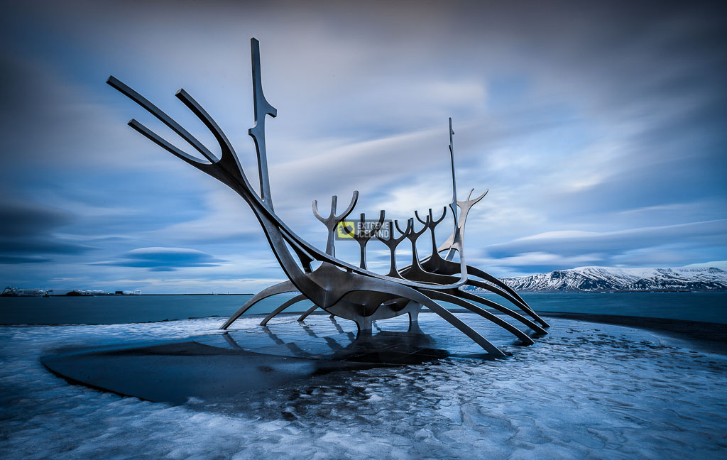太阳航行家雕塑在冬天的雷克雅未克海岸