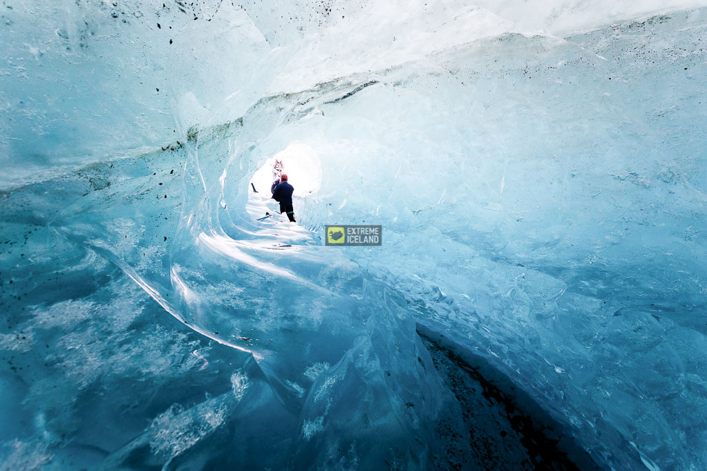 瓦特纳冰川上新发现的蓝冰洞就是冰川最美的蓝色