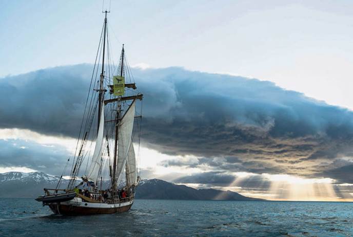 美丽的橡木帆船驶离雷克雅未克港口
