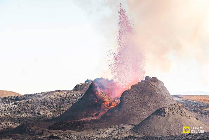 火山爆发 岩浆从火山口喷出