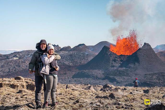 徒步观看活火山 在火山前合影留念