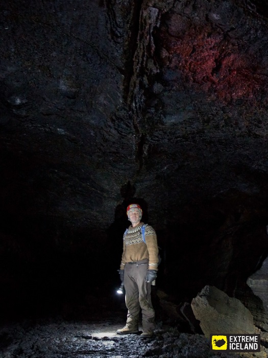 Leiðarendi岩洞中的极致冰岛导游 极致冰岛导游在岩洞里