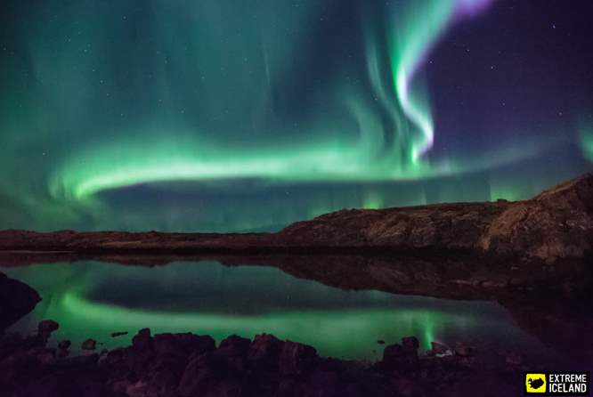 冰岛湖上极光