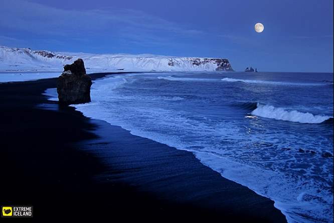 月光下的黑沙滩