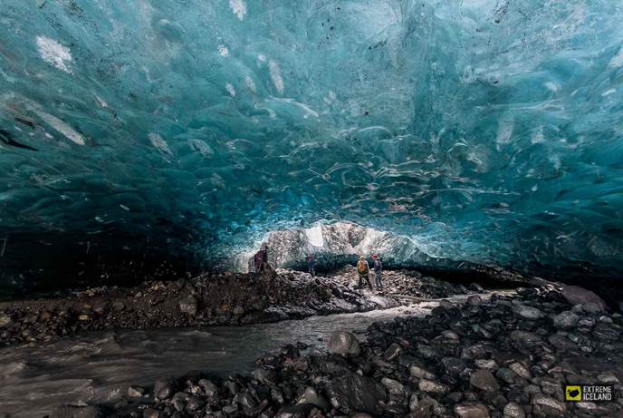 冰岛冰洞团