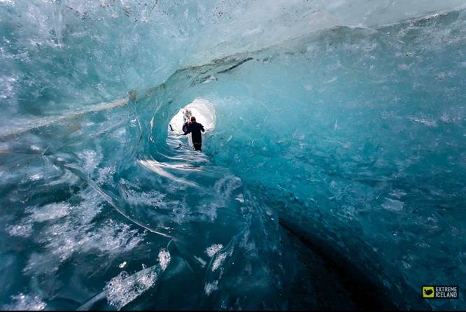 瓦特纳冰川蓝冰洞