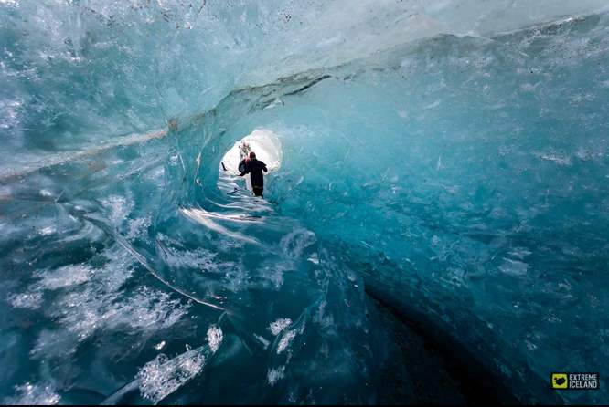 瓦特纳冰川蓝冰洞