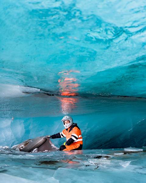 朗格冰川天然冰洞