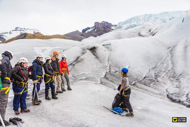 冰岛瓦特纳冰川徒步导游耐心给游客讲解趣味小知识