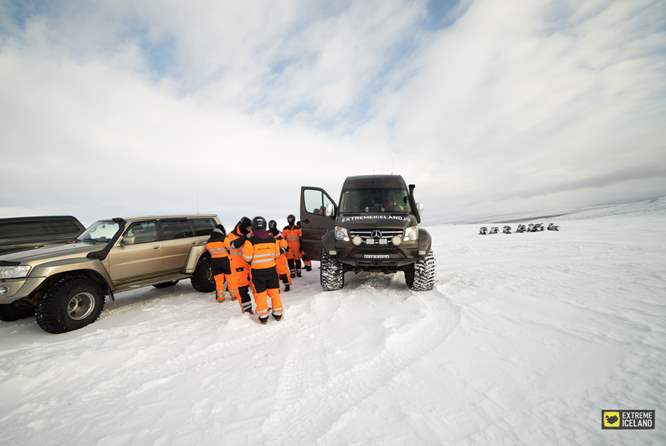 坐Extreme Iceland超级吉普上朗格冰川