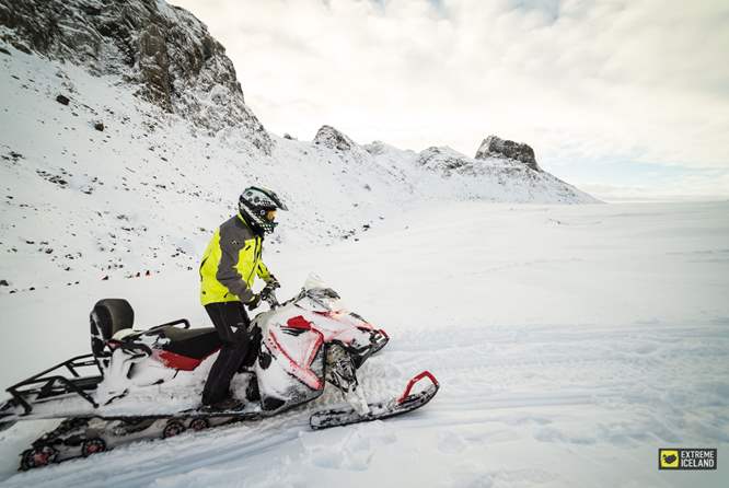 雪地摩托也是冰岛人最爱的冬季项目之一呢