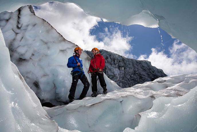 两位导游站在瓦特纳冰川上