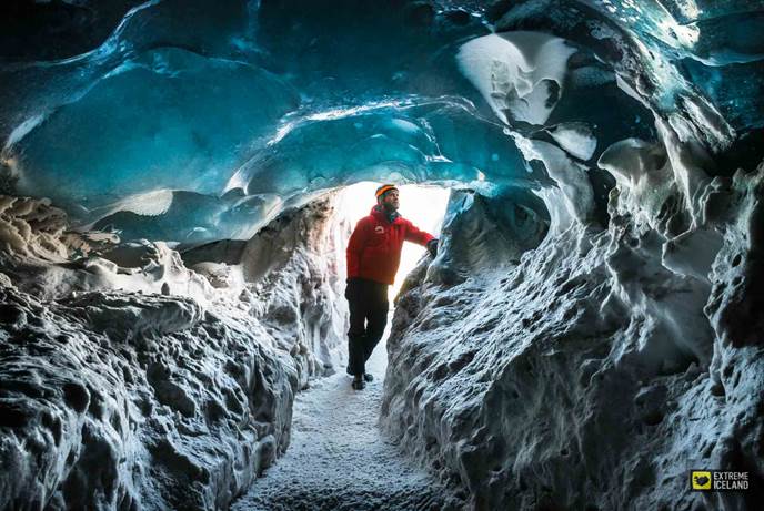 专业冰川导游带领的瓦特纳冰川蓝冰洞团 冰雪皇后的冰蓝宫殿