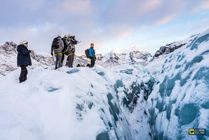 导游带领的冰川徒步