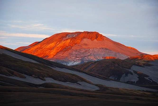 红色日光映射在山上