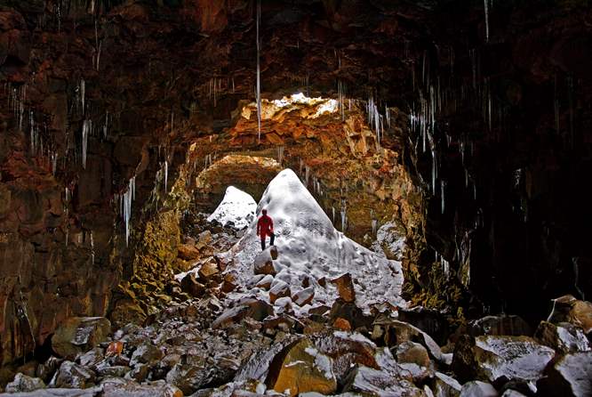 Raufarholshellir岩洞天然冰凌