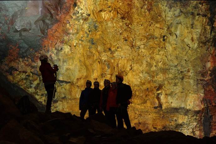 冰岛火山岩洞团