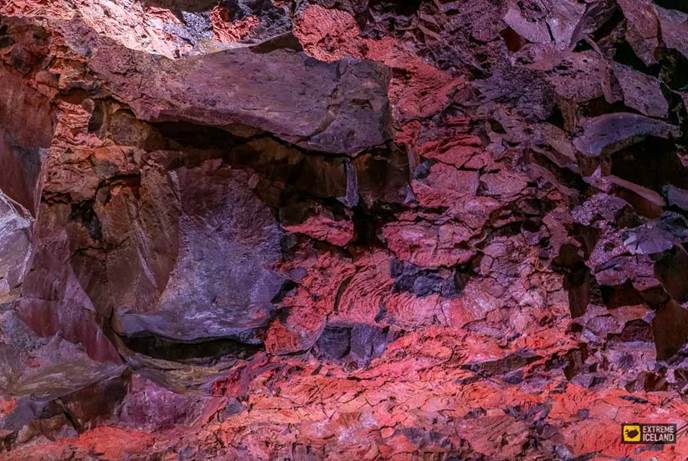 奇特的熔岩所形成的“玫瑰” 火山岩洞内的熔岩玫瑰