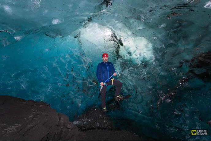 瓦特纳冰川内部冰洞