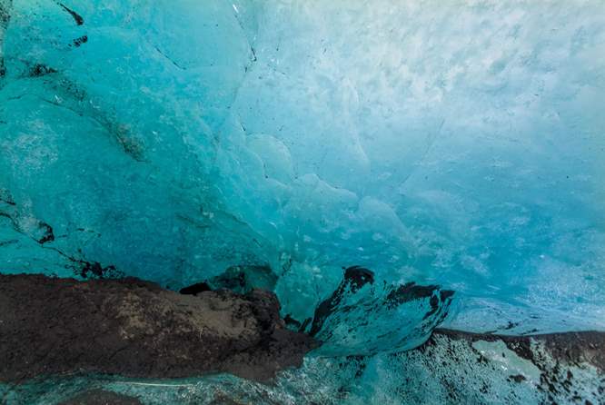 蓝冰洞内部构造非常震撼