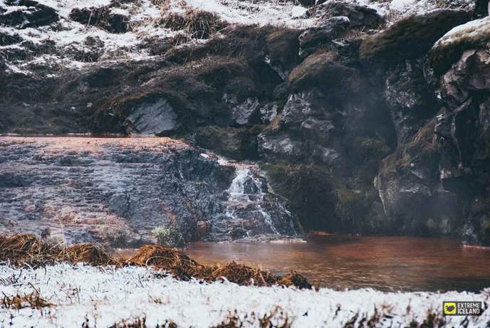 冬季兰德曼劳卡高地温泉水流