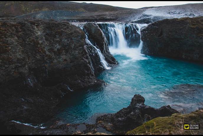 冰岛冬季高地瀑布湛蓝湖水