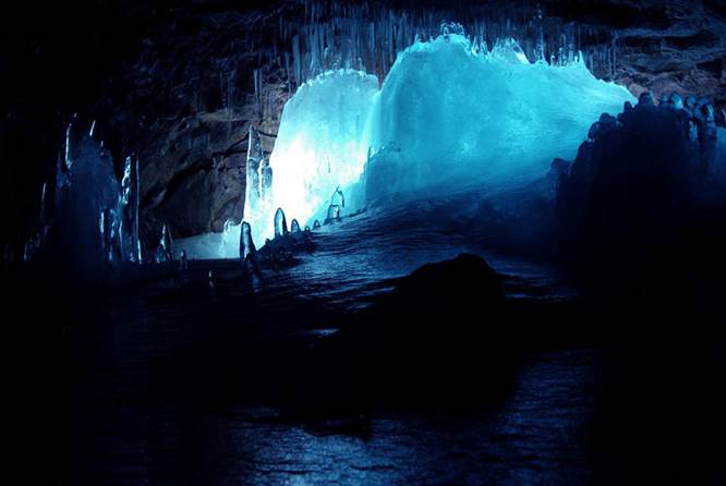 岩洞内布满各式各样的天然冰雕