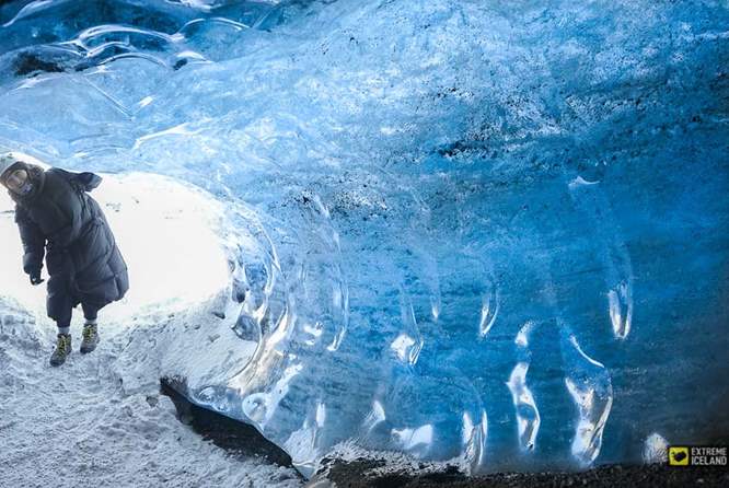 索尔黑马冰川小型蓝冰洞