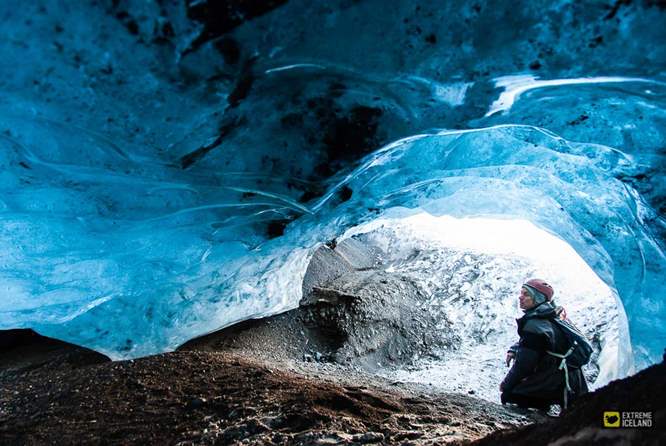 步行途中会探索索尔黑马冰川上的蓝冰洞