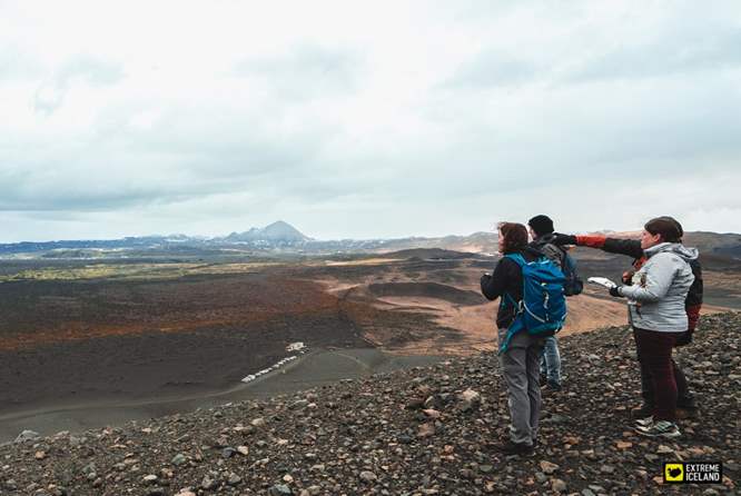 冰岛米湖周边观光 - 导游在为大家科普各种地理小知识