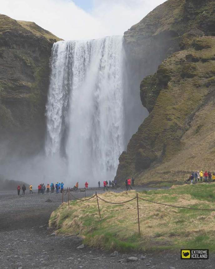 冰岛斯科加瀑布四月
