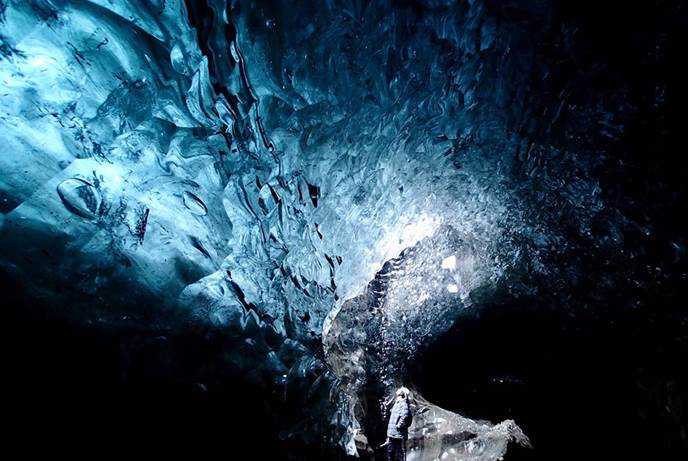 瓦特纳冰川的天然蓝冰洞奇观