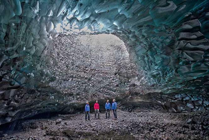 探索神秘的瓦特纳冰川的巨大蓝冰洞内部