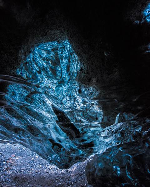 瓦特纳冰川的天然蓝冰洞的壮观美景