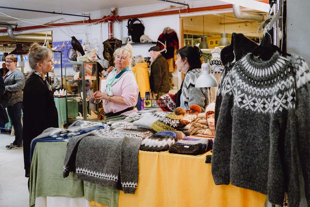 雷克雅未克跳蚤市场可以买到正宗冰岛羊毛衣