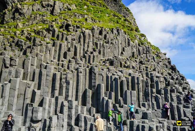 冰岛南岸黑沙滩的玄武岩石柱