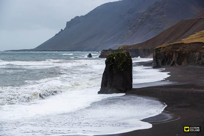 冰岛东部的美丽黑沙滩