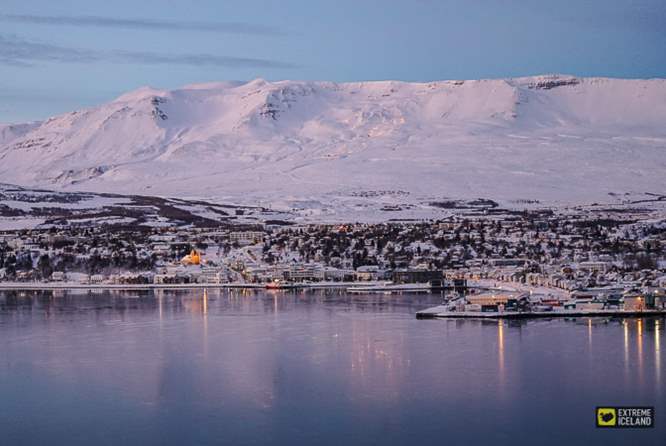 冰岛北部最大城市阿克雷克的冬天落日