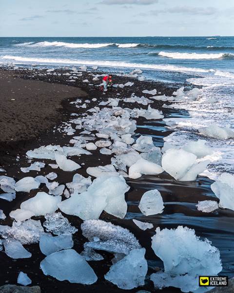 冰岛南岸的杰古沙龙冰湖附近的钻石沙滩