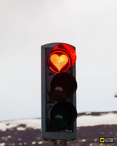 冰岛北部最大城市阿克雷克看到的可爱交通灯