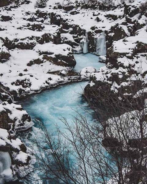 冰岛西部最著名的赫仑瀑布和儿童瀑布以冬雪映衬