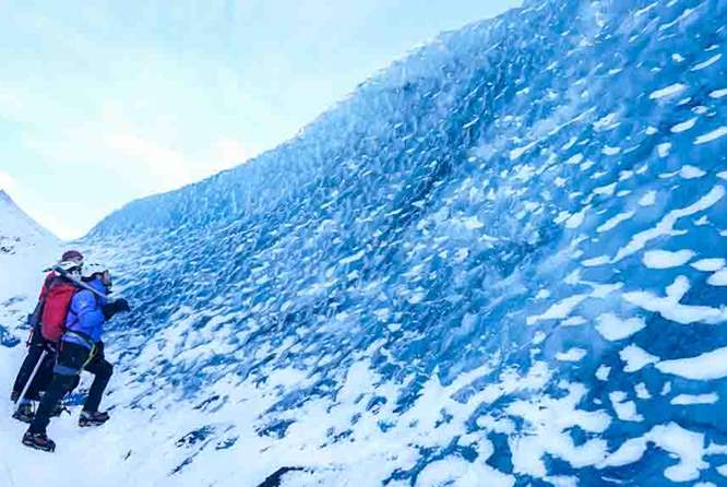 融水雕琢而成的湛蓝冰世界