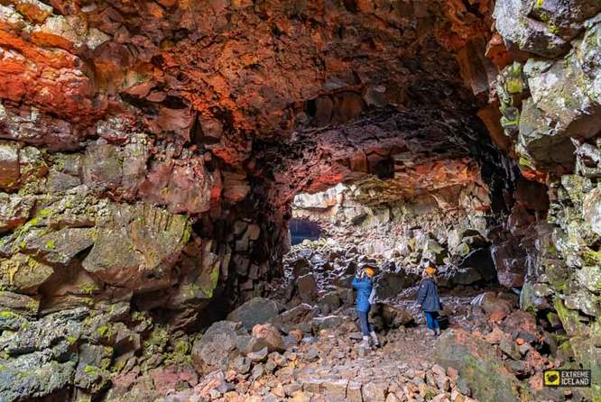 冰岛最大火山岩洞内部的神奇构造