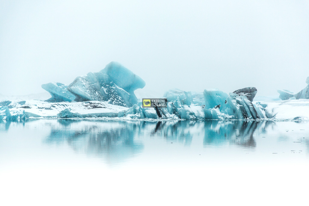 杰古沙龙冰湖上的蓝色浮冰令人沉迷