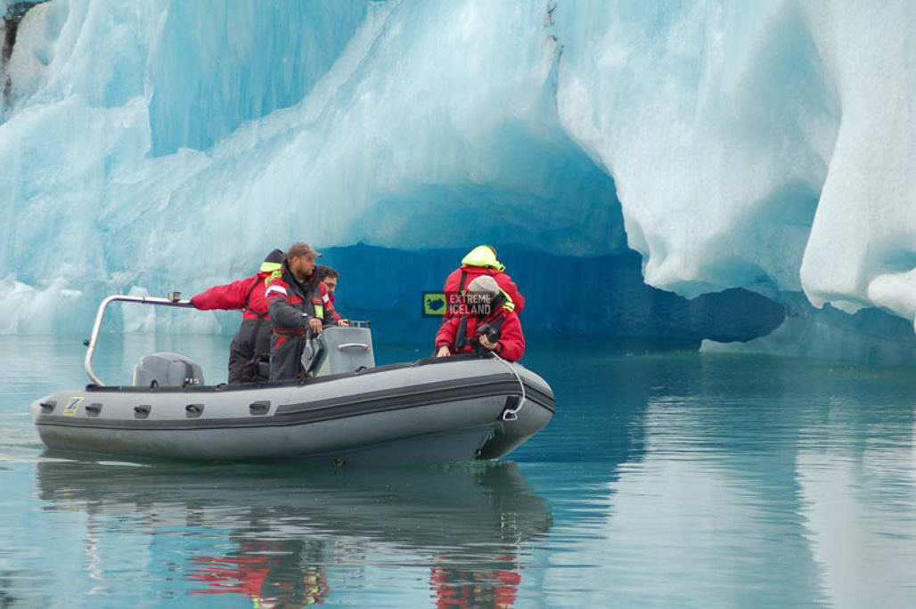 乘坐快艇在杰古沙龙冰湖上驶向浮冰深处