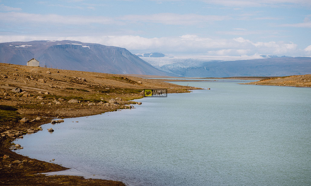 冰岛朗格冰川脚下的白河湖