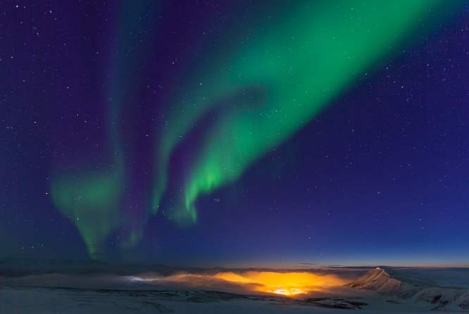 冰岛出海看到海上的北极光