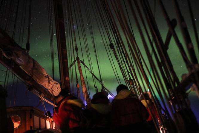 在帆船甲板上看星空和漫天北极光