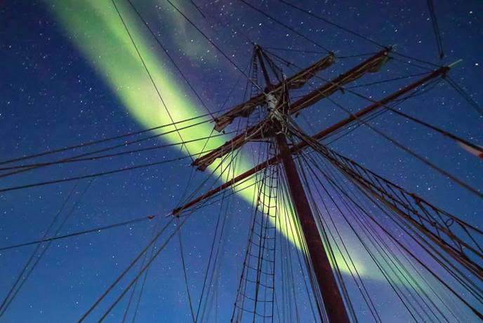 帆船安静驶向繁星满满北极光漫天的远方
